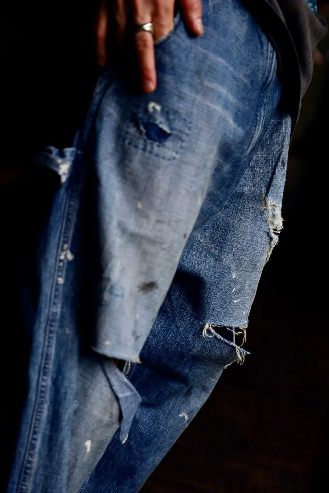 SAINT Mxxxxxx SAINT_DENIM PANTS/PAINTER /BLUE Logging trousers with knife-cut holes and splashed ink. Patch jeans. Blue S-XL. All accessories are molded and customized. Super heavy work. Washed and distressed. Knife-cut holes. Artificial splashed ink graffiti. Authentic version. Loose and stylish.